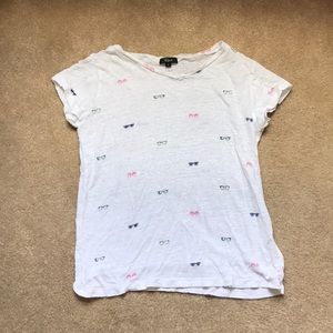 Girls white short sleeve shirt.